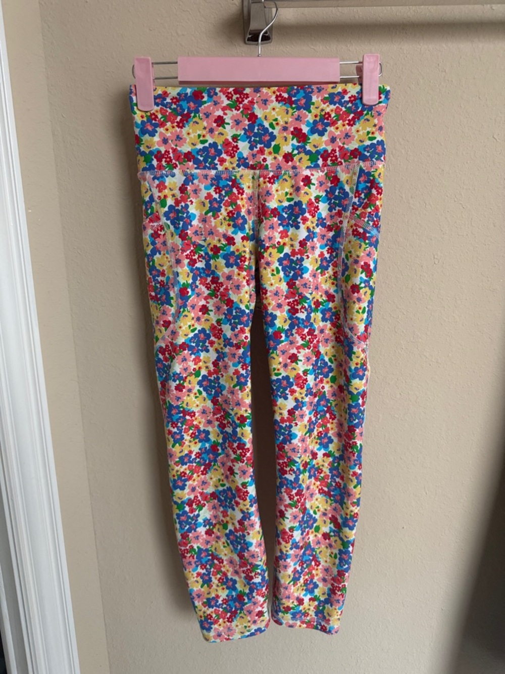 Old Navy powersoft active cropped leggings bright floral sz XS excellent cond.